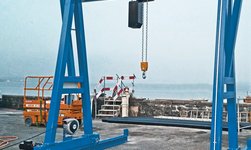 Grue portique en application extérieure pour le transport de charges jusqu'à 3200 kg