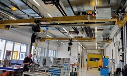 Pont roulant pour une hauteur de levage maximale Les pièces de machine sont soulevées sur l'établi à l'aide du pont roulant