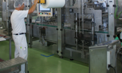 Gelenksäulendrehkran Nahrungsmittelproduktion Drehkran mit grossem Schwenkbereich zur Bestückung von Maschine