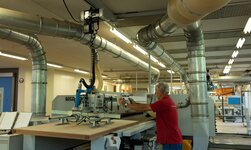 Vakuum-Handlingsystem GH In Schreinerei werden Holzplatten mittels Vakuumheber auf die Sägemaschine gehoben