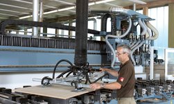 Schlauchheber hebt Holzplatte auf Bearbeitungsmaschine