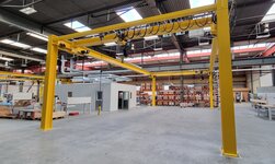 Freistehendes System mit Laufkran Ein freistehendes System sorgt für den flurfreien Warentransport