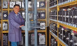Regalbediengerät mit Hubgabel Werkzeuge werden mit Kransystem im Lager verräumt