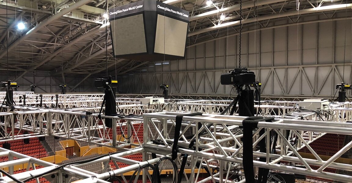 Electric chain motors C1 Multifunction Arena Electric chain hoists hold spotlights and loudspeaker systems in sports arena