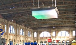 Elektrokettenzüge tragen Beleuchtung im Bahnhof Zürich